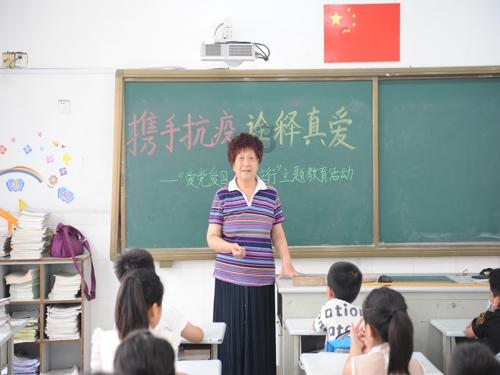 幕后功臣！张本智和跳到中国教练身上激情庆祝，弃用父亲挖角好友
