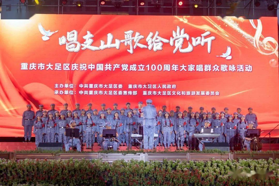 奔驰车主强行插队砸引擎盖 交警:已接到举报 正在联系
