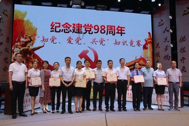 救援受困的鬃狼